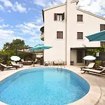 Stylish Flat With Pool Access And Fully Equipped Spaces Apartmán Peroj