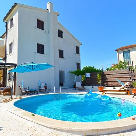 Stylish Flat With Pool Access And Fully Equipped Spaces アパート *