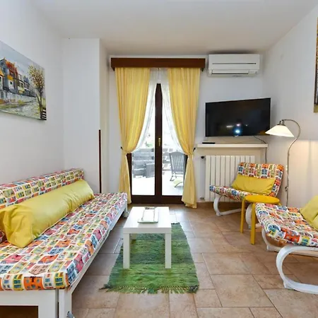 Apartment Stylish Flat With Pool Access And Fully Equipped Spaces