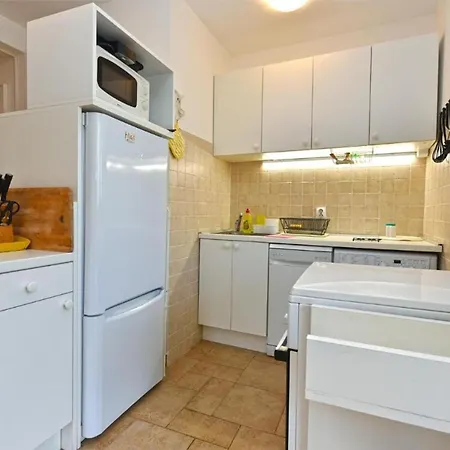 Апартаменты Stylish Flat With Pool Access And Fully Equipped Spaces