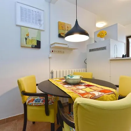 Stylish Flat With Pool Access And Fully Equipped Spaces Apartman Peroj