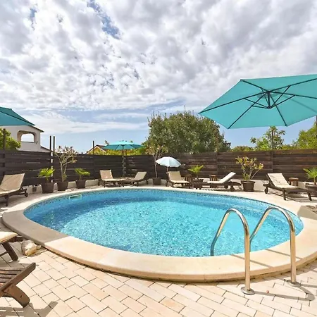 Stylish Flat With Pool Access And Fully Equipped Spaces * Peroj