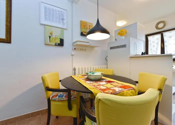 Stylish Flat With Pool Access And Fully Equipped Spaces 아파트 페로이