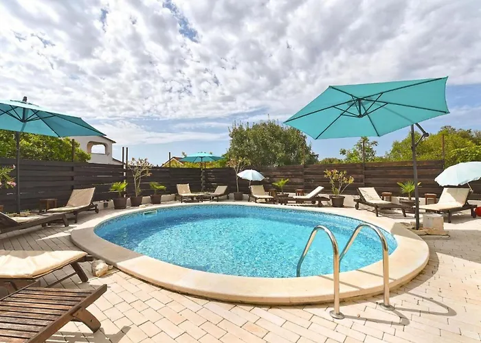 Stylish Flat With Pool Access And Fully Equipped Spaces * 페로이