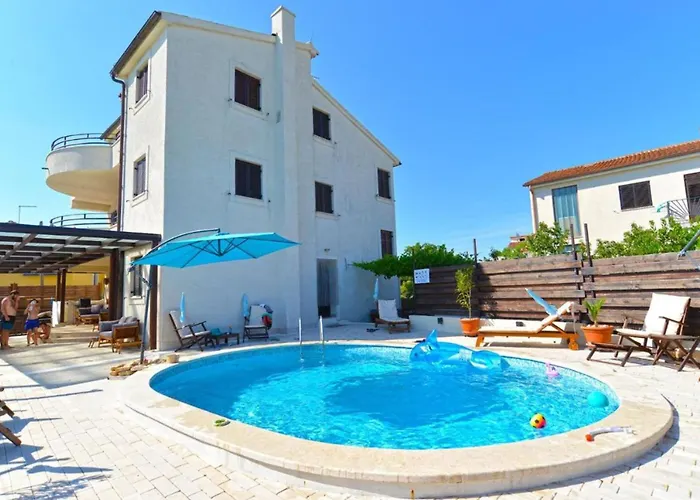 Stylish Flat With Pool Access And Fully Equipped Spaces 아파트 *